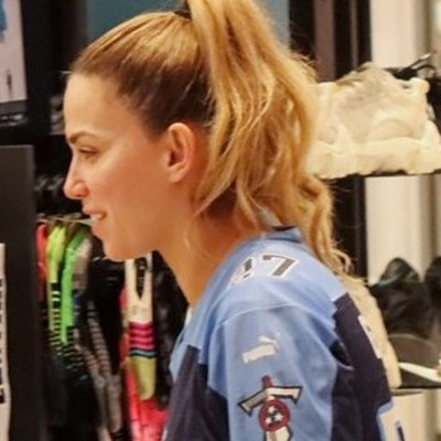 Στικούδη: Τα ψώνια με τον σύζυγο και τον γιο τους και η... ροζ γούνα!