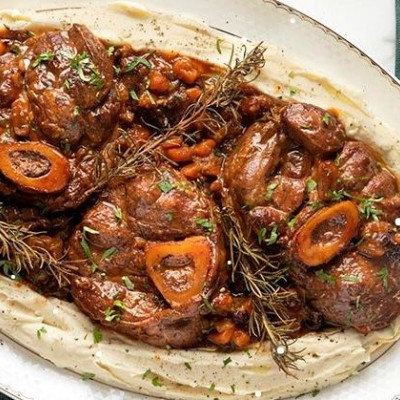 Άκης Πετρετζίκης: Οσομπούκο με πουρέ σελινόριζας