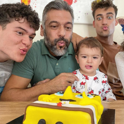 Στέλιος Κρητικός: Έγινε 49 - Το απίθανο βίντεο με τα 4 παιδιά του