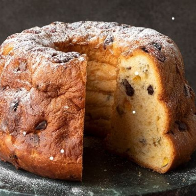 Άκης Πετρετζίκης: Kouglof με φιστίκια Αιγίνης και πορτοκάλι