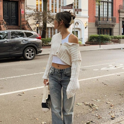 Αυτό το style hack από το TikTok θα κάνει τη ζακέτα σου πολυμορφική