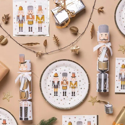 Η μαμά της Middleton έχει την τέλεια ιδέα για το γιορτινό τραπέζι: Πες ναι στα Christmas crackers