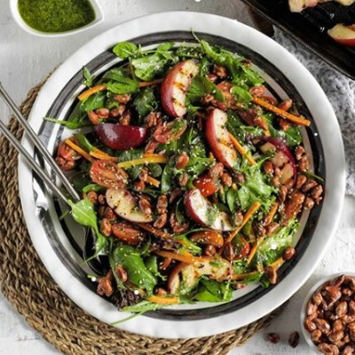 Άκης Πετρετζίκης: Σαλάτα με ψητά ροδάκινα, καραμελωμένα αμύγδαλα και πέστο δυόσμου