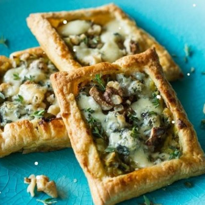 Άκης Πετρετζίκης: Ταρτούλες με ροκφόρ, πράσο και καρύδια