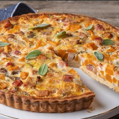 Άκης Πετρετζίκης: Τάρτα με κολοκύθα, φασκόμηλο και μπέικον