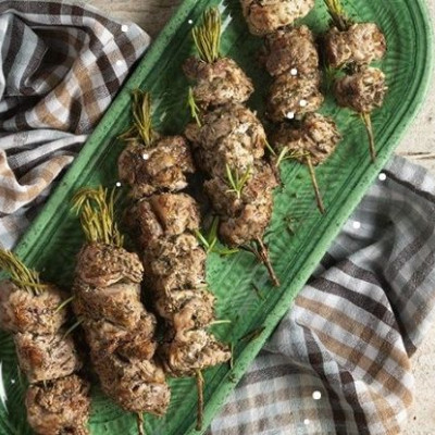 Άκης Πετρετζίκης: Χοιρινά σουβλάκια με Caesar σος