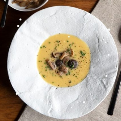 Άκης Πετρετζίκης: Κολοκυθόσουπα με σελινόριζα και άγρια μανιτάρια