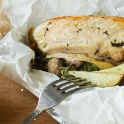 Άκης Πετρετζίκης: Γαλοπούλα με μανιτάρια στη λαδόκολλα