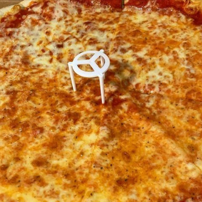 Το πλαστικό «τραπεζάκι» στην πίτσα δεν έχει σχέση με τον χωρισμό των κομματιών