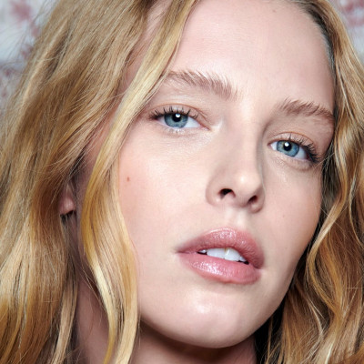 Candlelit skin: Πώς θα πετύχεις το απόλυτο makeup trend των Χριστουγέννων σε 6 βήματα