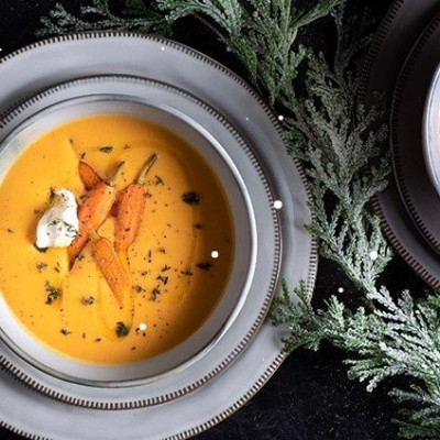 Άκης Πετρετζίκης: Βελουτέ σούπα με κολοκύθα και ψητά καρότα