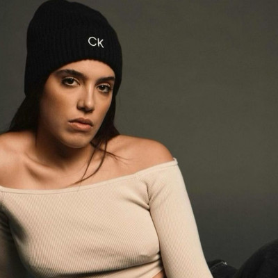 Το cool outfit με φόρμες της Σάντυ Χατζηϊωάννου θα το φοράς κάθε μέρα στο σχολείο