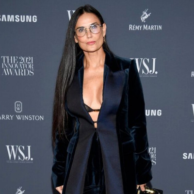 H Demi Moore είναι η πιο πρόσφατη προσθήκη στη λίστα με τις πιο sexy γιαγιάδες στο Hollywood