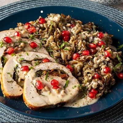 Άκης Πετρετζίκης: Φιλέτο γαλοπούλας γεμιστό με Μετσοβόνε και άγριο ρύζι