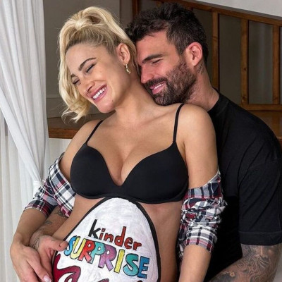 Τούνη: Οι πρώτες εικόνες από το baby shower και η υπέροχη εμφάνισή της