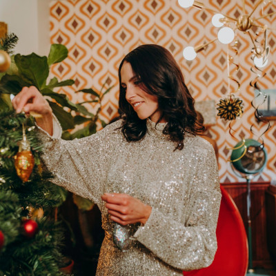 Οι festive «κανόνες» που θα κάνουν level up σε κάθε σπιτικό, γιορτινό ρεβεγιόν