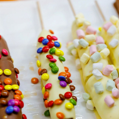 Χριστουγεννιάτικες μπανάνες με καραμελάκια και mashmallows