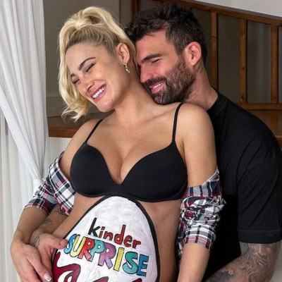 Τούνη: To φωτογραφικό άλμπουμ από το baby shower για τον γιο τους