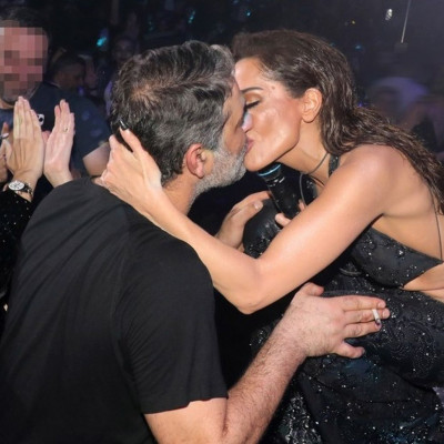 Βανδή – Μπισμπίκης: Καυτά φιλιά την παραμονή των Χριστουγέννων