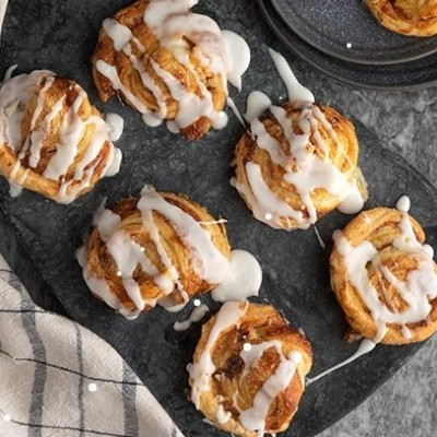 Άκης Πετρετζίκης: Γρήγορα cinnamon rolls