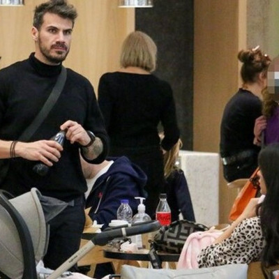 Άκης Πετρετζίκης: Βόλτα και ψώνια με την σύζυγο και το παιδί του!