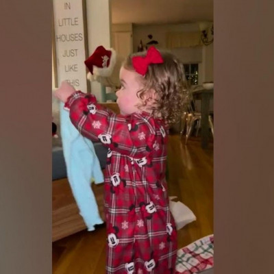 Νήπιο ανοίγει τα δώρα και η αντίδρασή του είναι απολαυστική