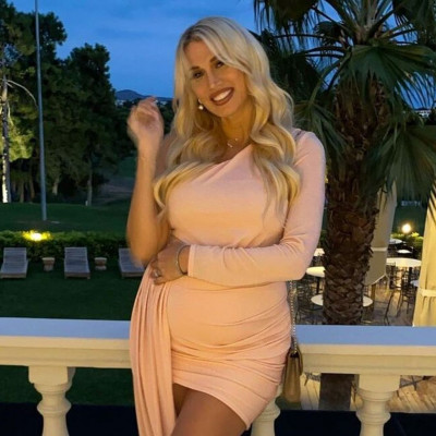 Σπυροπούλου: Το φόρεμα υπερπαραγωγή στο ρεβεγιόν και το φιλί