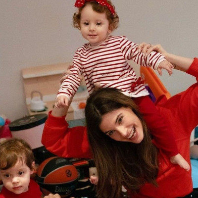 Χριστίνα Μπόμπα: Η πρώτη selfie με τις δίδυμες για το 2023