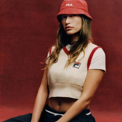 Η Hailey Bieber σού δείχνει την πιο stylish φόρμα του 2023 και είναι πιο cool από όσο πιστεύεις