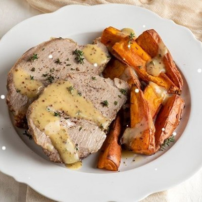 Άκης Πετρετζίκης: Χοιρινός λαιμός με ψητές γλυκοπατάτες και σάλτσα μουστάρδας