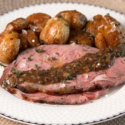 Άκης Πετρετζίκης: Ψητή σπαλομπριζόλα με πατάτες baby και σάλτσα μανιταριών