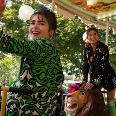 Πώς να συνδυάσω τα χρώματα σαν την «Emily in Paris»; Μία πραγματική Γαλλίδα σου δείχνει όλα τα tips