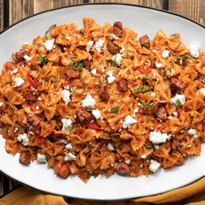 Άκης Πετρετζίκης: Αραμπιάτα με λουκάνικο και φέτα