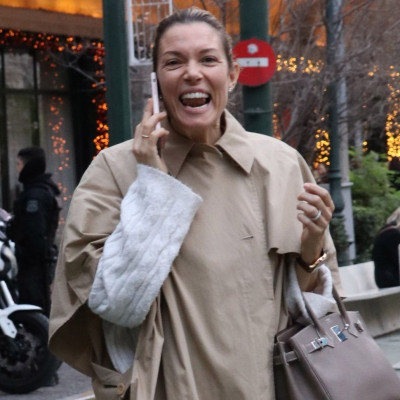 Καγιά: Εντελώς άβαφτη και με oversized καμπαρντίνα που θα ζηλέψεις!