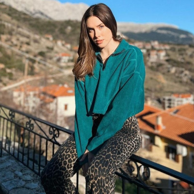 Το animal print παντελόνι της Αφροδίτης Λιάντου είναι ιδανικό για το cool look της σχολικής εκδρομής