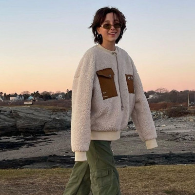 Teddy sweater: Αυτό είναι το cozy top που θα αντικαταστήσει το μπουφάν σου