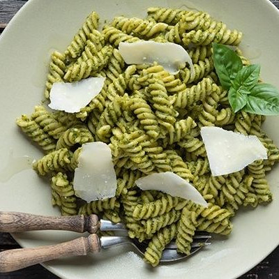 Άκης Πετρετζίκης: Βίδες με πέστο βασιλικού