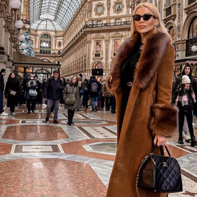 Το αγαπημένο παλτό της Κατερίνας Καινούργιου έχει το χρώμα που ταιριάζει με το τζιν παντελόνι σου