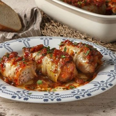 Άκης Πετρετζίκης: Λαχανοντολμάδες κοκκινιστοί