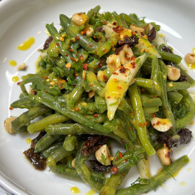 Σαλάτα με αμπελοφάσουλα, αχλάδι και φουντούκια για να επανέλθουμε από τις κραιπάλες των εορτών