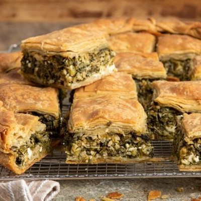 Άκης Πετρετζίκης: Χορτόπιτα με φέτα και πλιγούρι