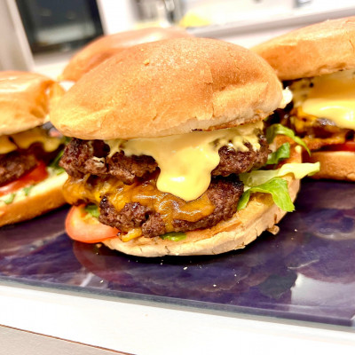 Το απόλυτο ζουμερό burger μπορείς να το φτιάξεις μέσα σε λίγα λεπτά