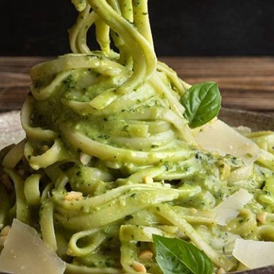 Άκης Πετρετζίκης: Λιγκουίνι με πέστο βασιλικού και αβοκάντο
