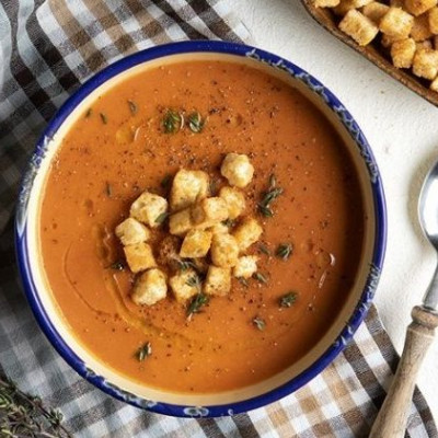 Άκης Πετρετζίκης: Ντοματόσουπα με ψωμί