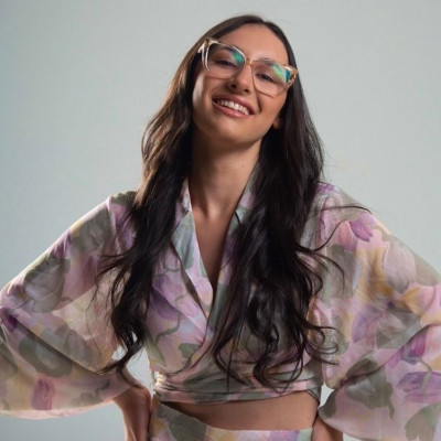 Η Klavdia μάς ξεσηκώνει ως τα «Χαράματα» με το νέο της τραγούδι