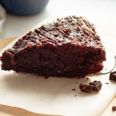 Σοκολατένιο κέικ χωρίς βούτυρο ή αυγά με 4 υλικά