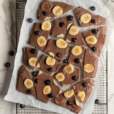 Άκης Πετρετζίκης: Σοκολατένιες μπάρες γιαουρτιού με μέλι και μπανάνα