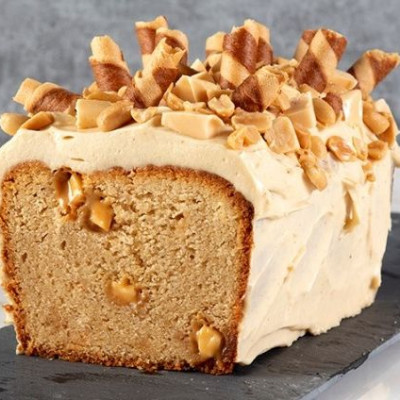 Άκης Πετρετζίκης: Κέικ με φιστικοβούτυρο και καραμέλες