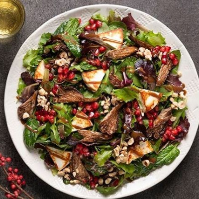 Άκης Πετρετζίκης: Σαλάτα με ψητά μανιτάρια, μανούρι και ρόδι