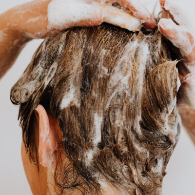 Οι κυκλικές κινήσεις, το κατάλληλο σαμπουάν & άλλα 5 tips για πραγματικά σωστό λούσιμο